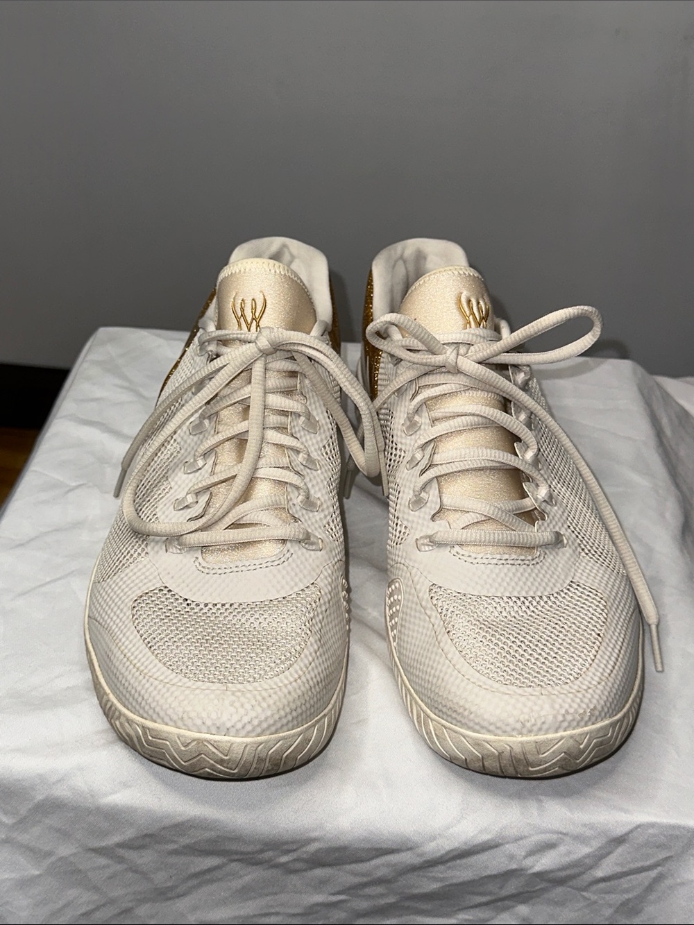 Nike Women’s Serena Williams Off White with Gold Heel Athletic Sneakers - Picture 2 of 5